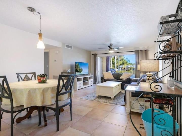 2Bed/2Bath Condo Next To Siesta Key ~A Hidden Gem サラソータ エクステリア 写真